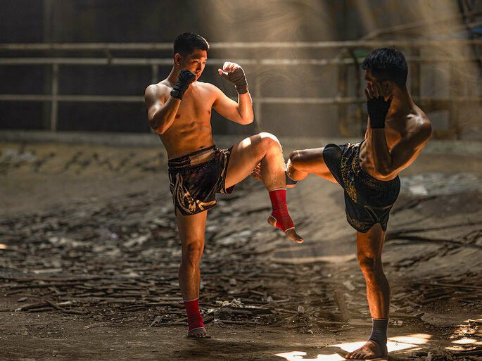 lutadores praticando muay thai