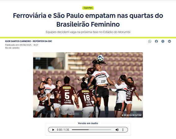 A imagem mostra a manchete Ferroviária e São Paulo empatam nas quartas do Brasileirão Feminino com o subítulo Equipes decidem vaga na próxima fase no Estádio do Morumbi. A foto da manchete mostra uma partida de futebol feminino em andamento. No centro da imagem, duas jogadoras estão no ar disputando uma bola de cabeça; uma delas veste uniforme branco com detalhes em preto e vermelho, e a outra usa uniforme marrom. Em volta delas, outras jogadoras observam a disputa. O fundo mostra as arquibancadas do estádio, que estão vazias. A imagem transmite a intensidade e a competição do jogo.