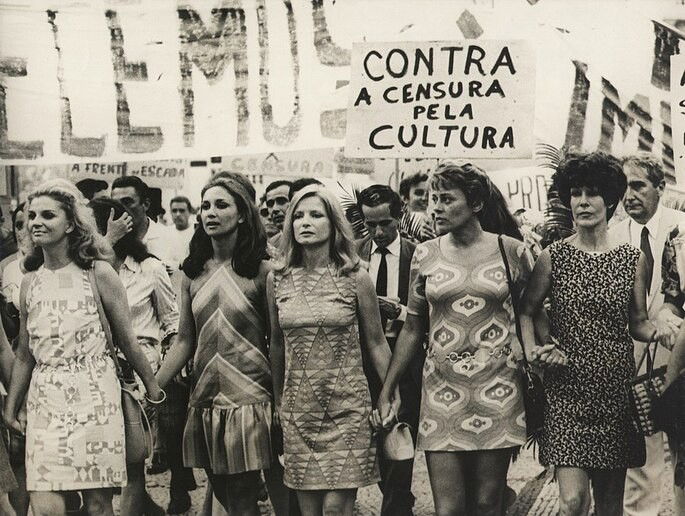 Artistas protestam contra a ditadura militar na Marcha dos Cem Mil, no Rio de Janeiro, em 1968.