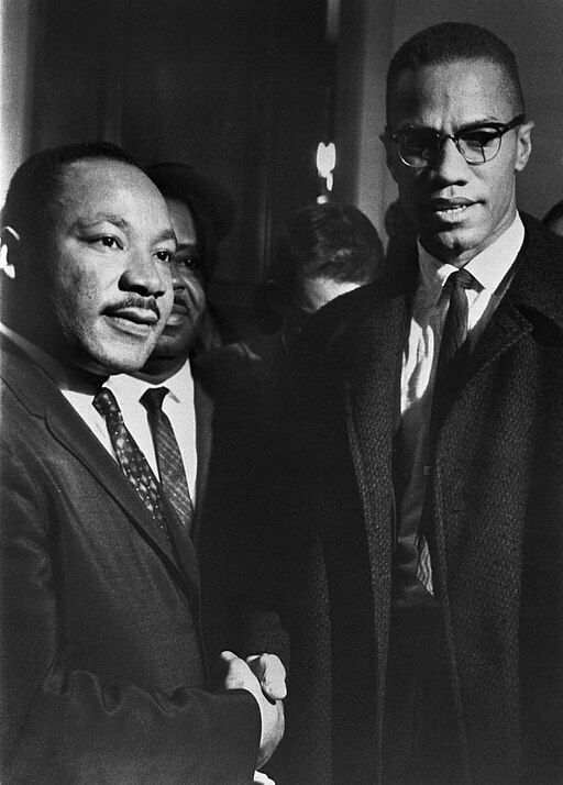 Martin Luther King Jr. e Malcolm X num aperto de mão