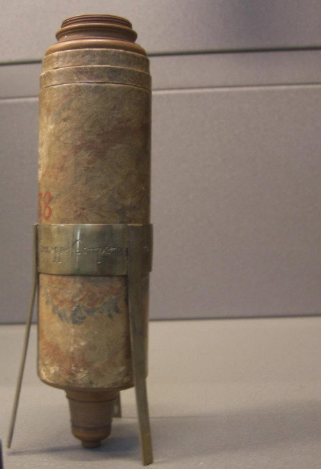 Imagem de microsc&oacute;pio antigo em exibi&ccedil;&atilde;o no Mus&eacute;e des Arts et M&eacute;tiers