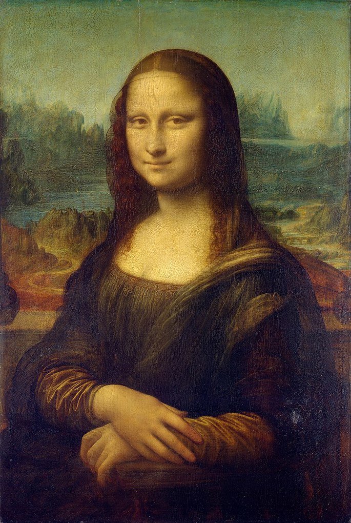Mona Lisa exibe figura de mulher com as mãos pousadas no colo, fundo de paisagem e leve sorriso