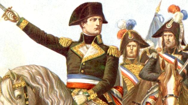 Napoleão Bonaparte, montado no seu cavalo branco e acompanhado por dois oficiais, ergue a espada