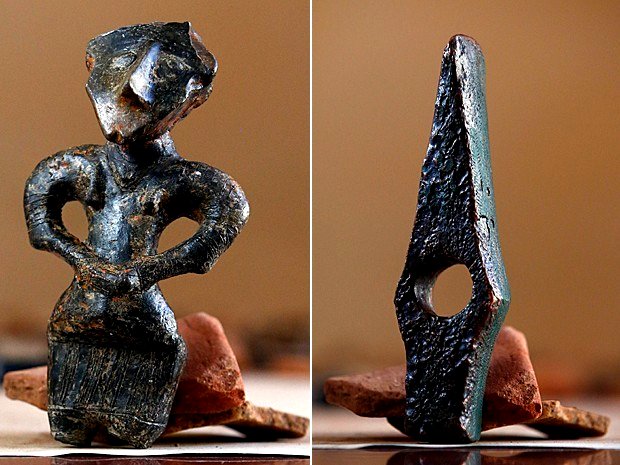 peças de metal encontradas nos Bálcãs, datada de 5.300 a.C.