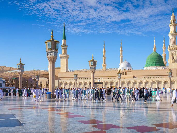 peregrinos-passam-pela-mesquita-principal-do-profeta-muhammad