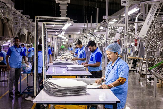 Trabalhadores organizados na fábrica, conforme o modelo taylorista.