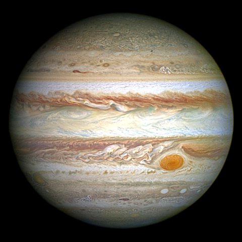 Planeta Júpiter possui uma grande mancha vermelha característica.