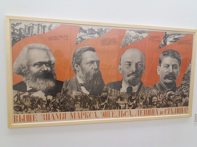Pôster que apresenta lado a lado o rosto de Marx, Engels, Lênin e Stálin.