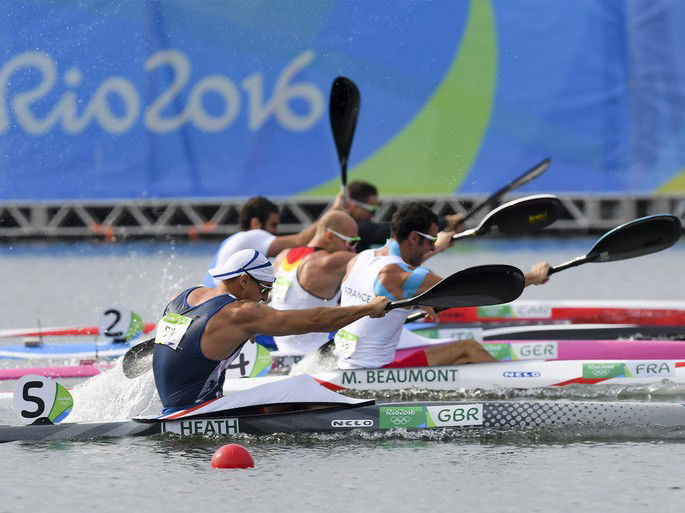 Atleta em um caiaque