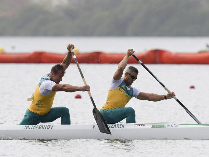 Dois atletas em uma canoa, disputando a prova de canoagem.