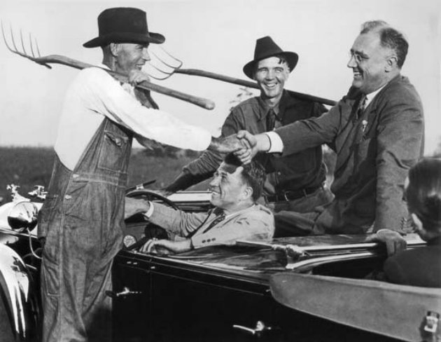 O presidente Roosevelt saúda fazendeiros atingidos pela crise, em outubro de 1932