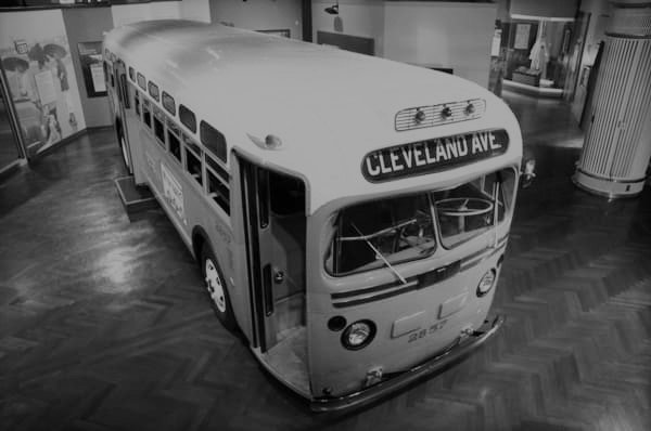 (Enem/2018) Figura 1Esse ônibus relaciona-se ao ato praticado, em 1955 ...