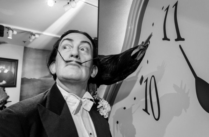 Foto de Salvador Dalí com um galo no ombro