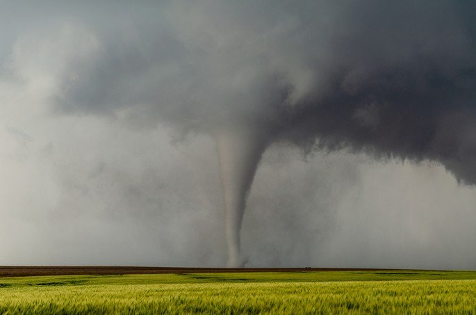 Tornado em área rural no Kansas - EUA