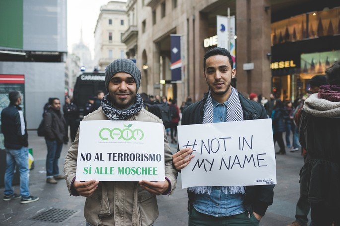 Imigrantes árabes protestando contra a xenofobia
