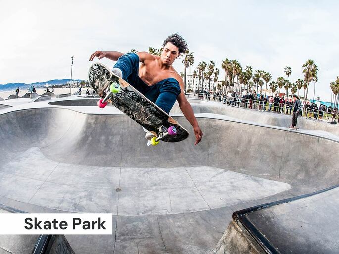 jovem praticando skate park