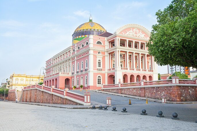 Parte externa do Teatro Amazonas, edif&iacute;cio constru&iacute;do em Manaus.
