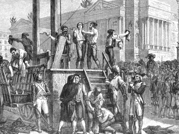 Robespierre, no patíbulo e ladeado por dois carrascos, prepara-se para ser guilhotinado enquanto cabeças das vítimas são mostradas à multidão