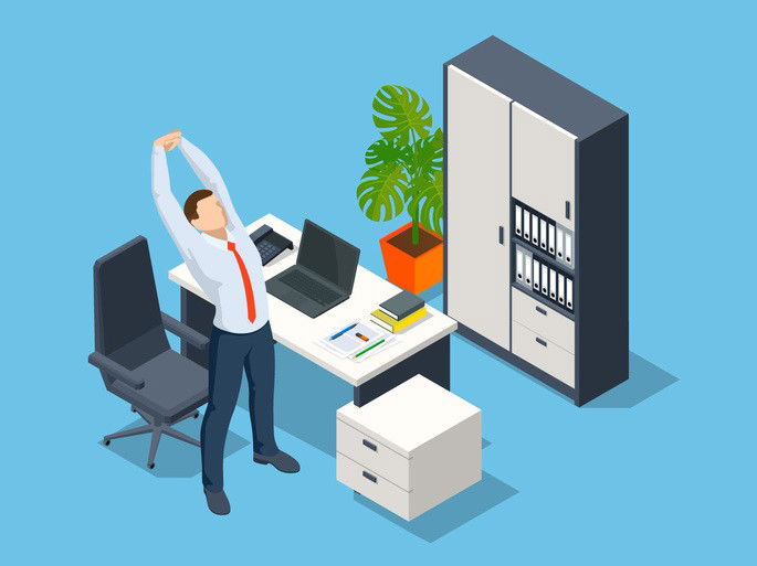 Trabalhador se alongando em pé dentro do escritório num fundo azul