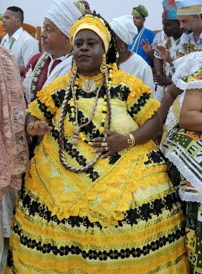 mulher negra usando traje tradicional do candomblé