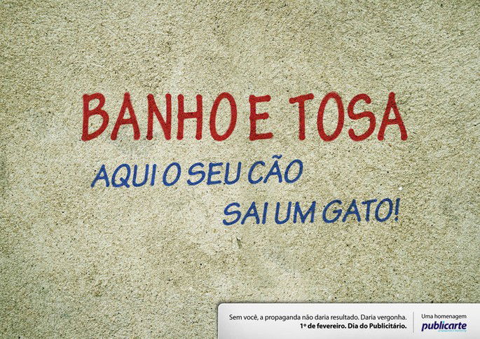 A imagem é um anúncio publicitário com fundo de parede de cimento cru, em tom bege acinzentado. No centro da imagem está escrito em letras grandes e coloridas a seguinte mensagem: na parte superior, em letras vermelhas, está escrito: Banho e Tosa. Logo abaixo, em letras azuis, aparece a frase: Aqui o seu cão sai um gato.