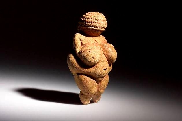 Vênus de Willendorf, 11 cm. Encontrada na Áustria, a escultura data do período paleolítico