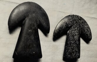 Dois objetos de pedra, aparentemente afiados, produzidos pelos Povos de Lagoa Santa.