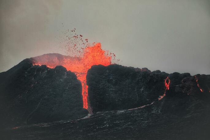 Vulcão em erupção, expelindo lava.